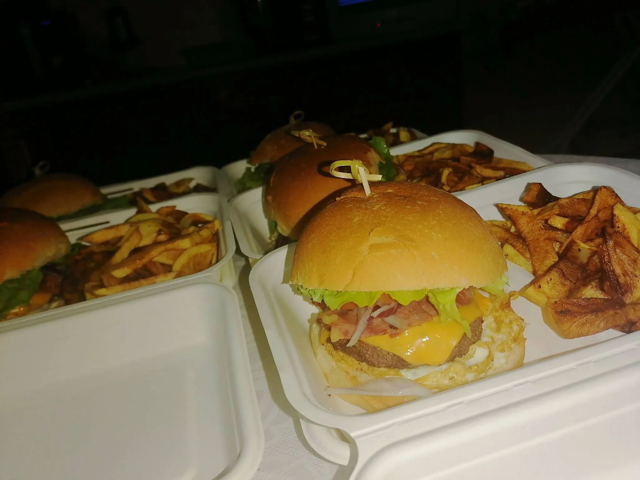 Cheeseburguer bacon e ovo com batata frita